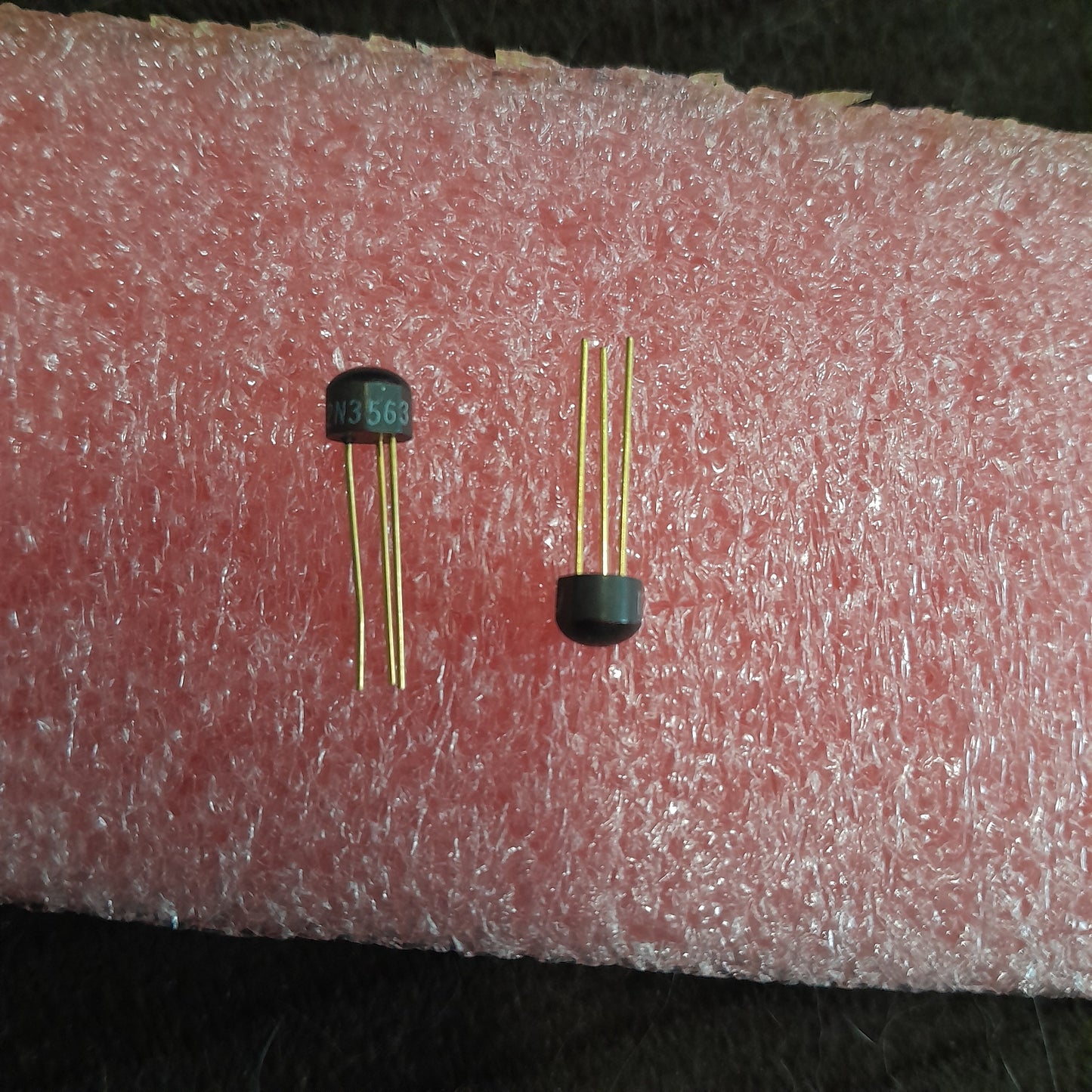 2N3563 NPN bipolar junction transistor (MIL/SPEC gold leads)