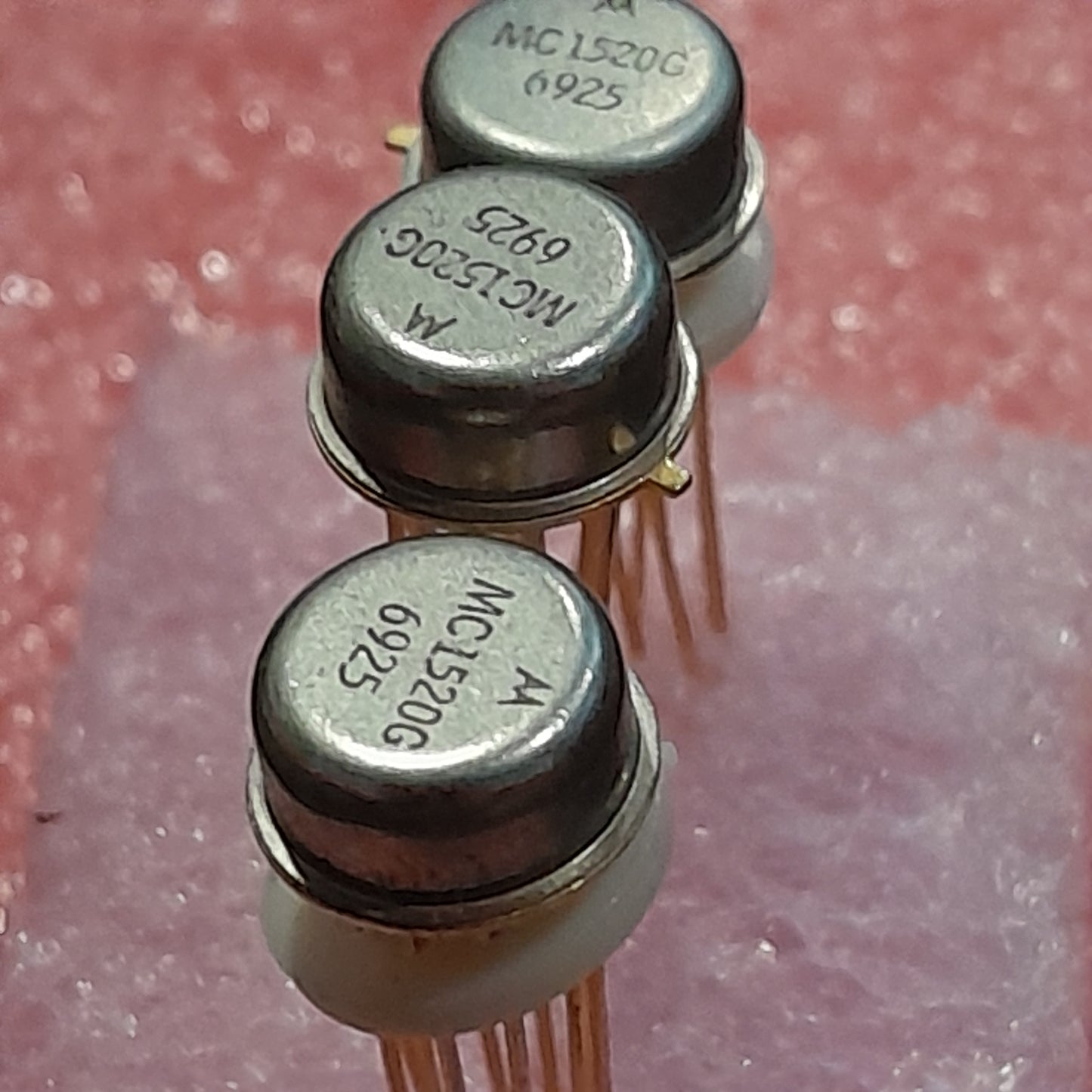 Motorola MC1520G bipolar, single-amplifier operational amplifier