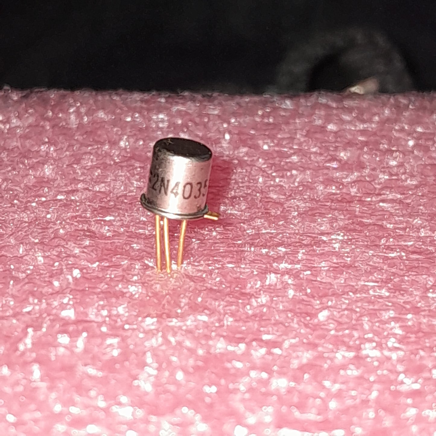 2N4035 PNP silicon bipolar transistor