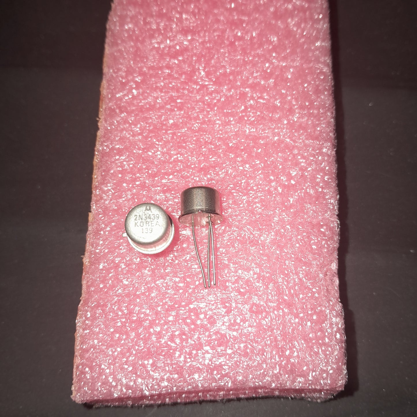 Motorola 2N3439 high-voltage NPN silicon epitaxial planar transistor (silver lead)