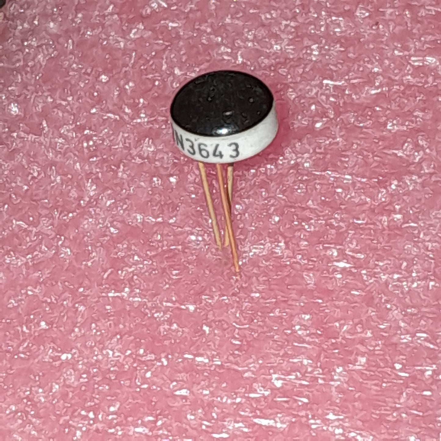 2N3643 NPN silicon transistor (NOS)