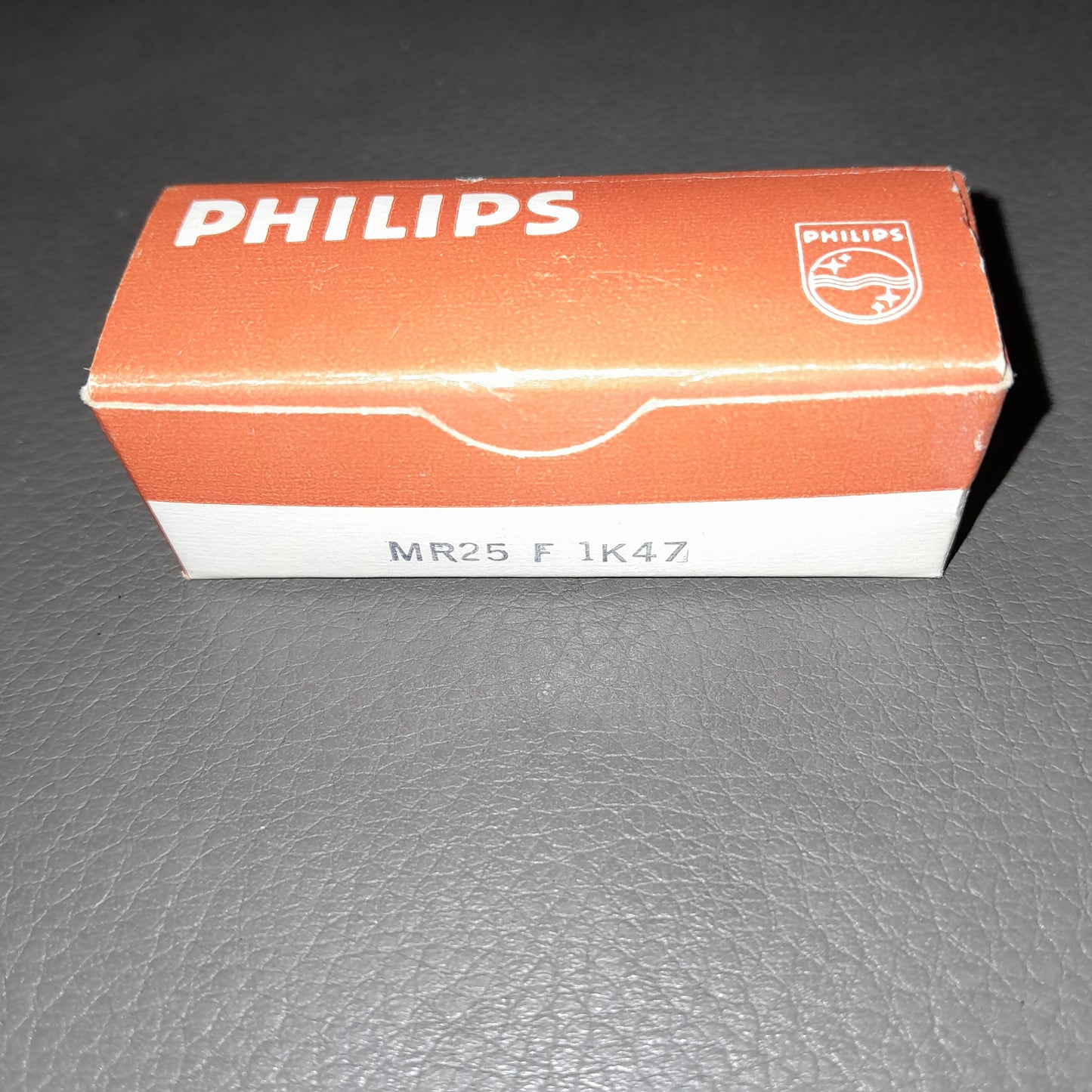 Philips resistor, 0.25 watts, 1% tolerance resistance value of 1.47 kΩ (1,470 ohms)