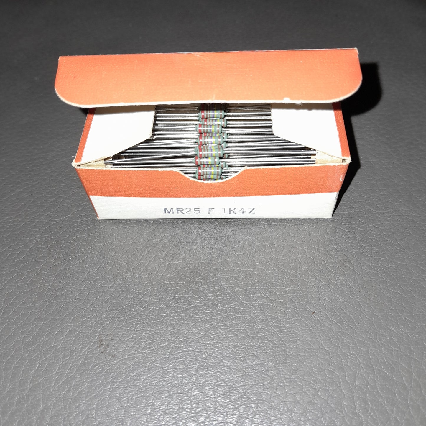 Philips resistor, 0.25 watts, 1% tolerance resistance value of 1.47 kΩ (1,470 ohms)
