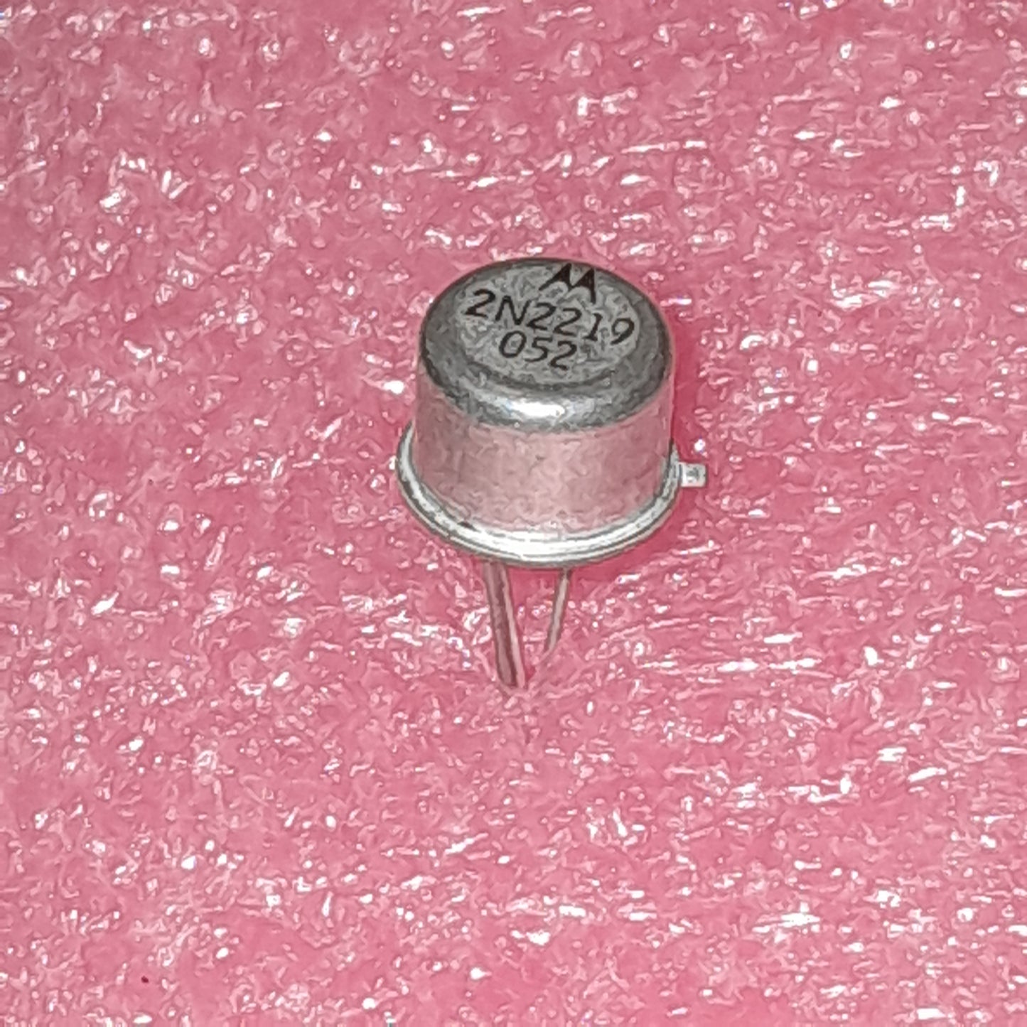 MOTOROLA 2N2219 NPN bipolar junction transistor (NOS)