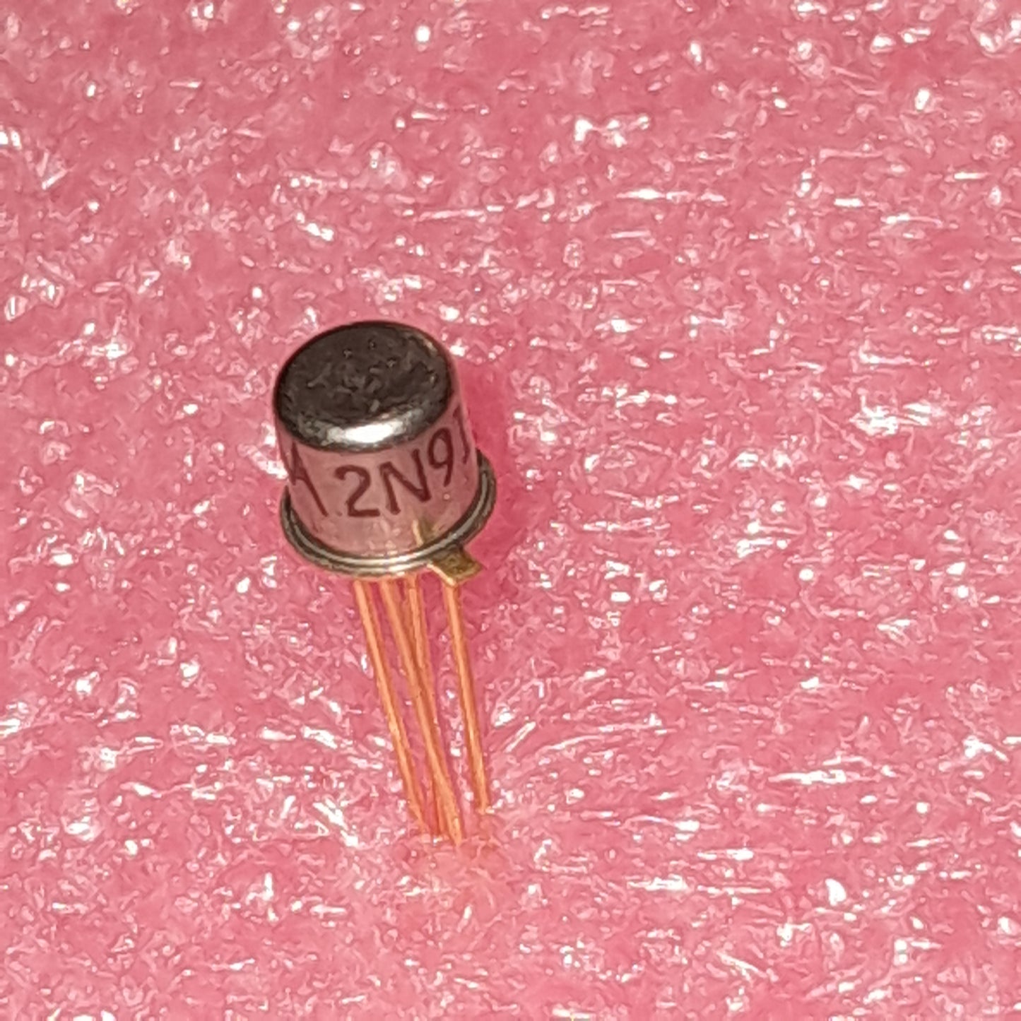 2N918 high-performance NPN silicon bipolar junction transistor (NOS GOLD LEADS)