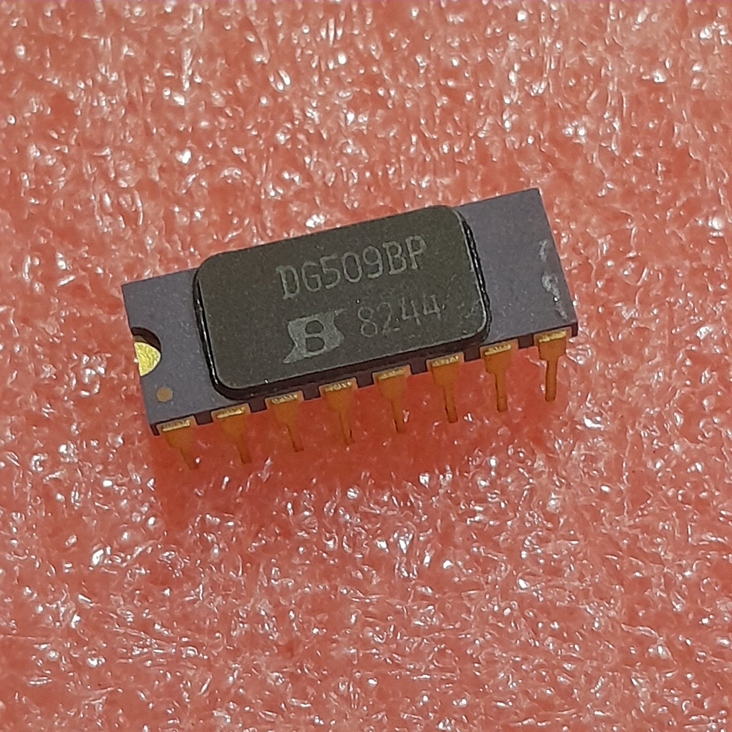 Siliconix DG509BP, a dual 4-channel analog multiplexer/demultiplexer chip