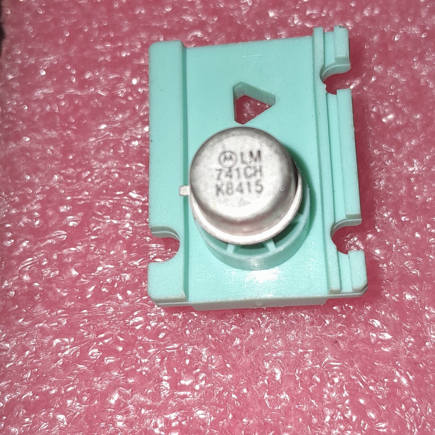 LM741CH single-channel, general-purpose operational amplifier (op-amp) (NOS)