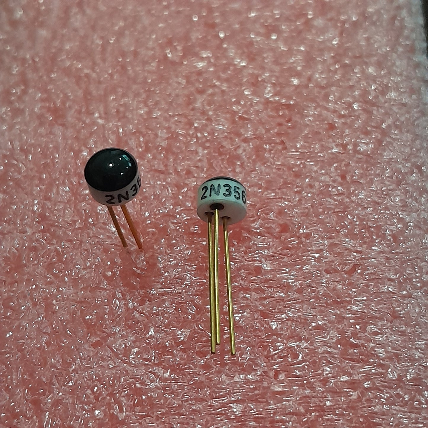 2N3563 small-signal NPN silicon transistor (NOS gold pin)