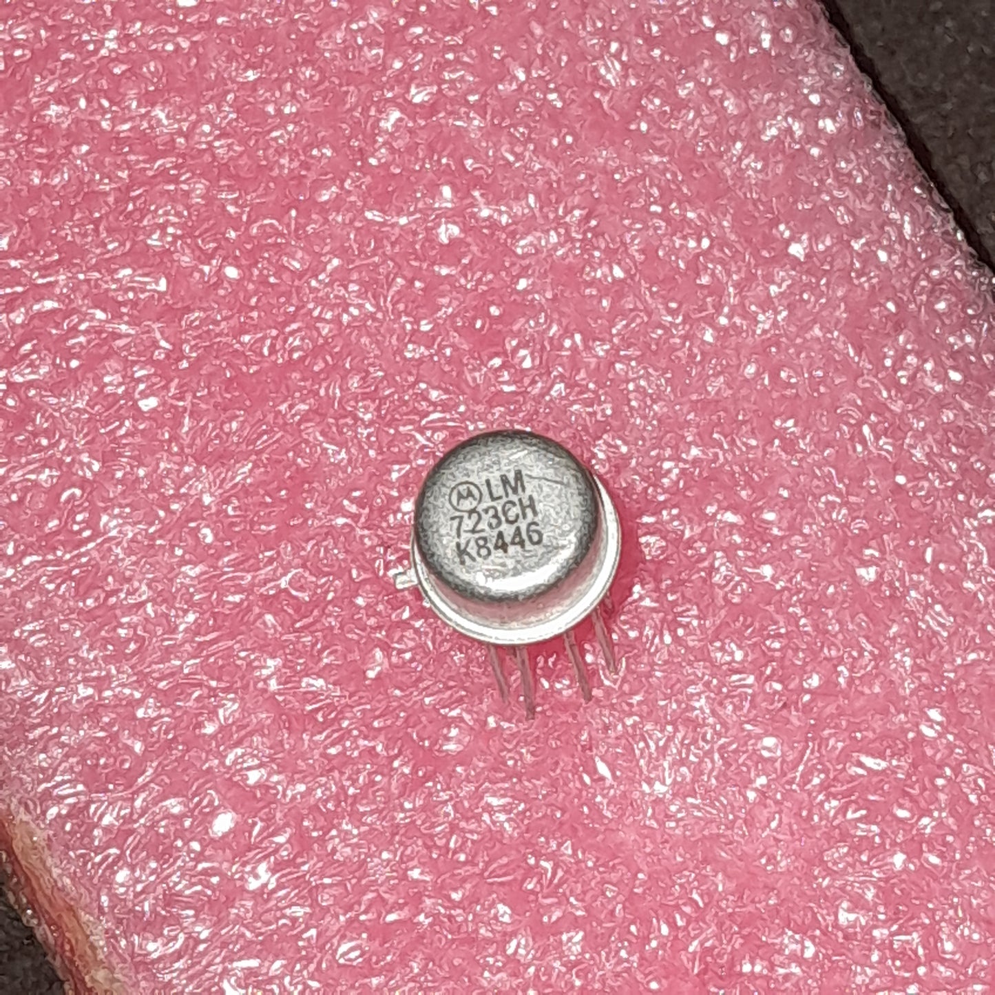 LM723CH versatile adjustable positive voltage regulator (NOS)