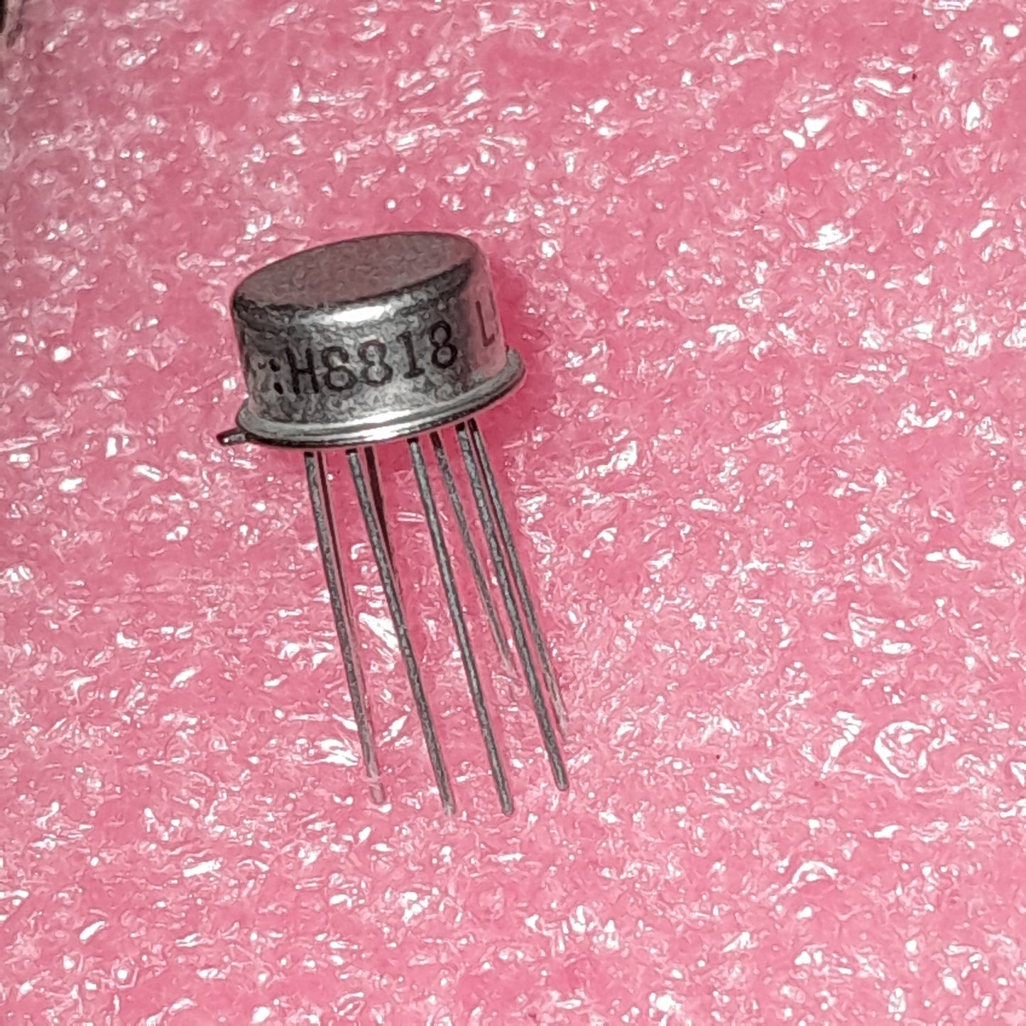 LM311H versatile voltage comparator (NOS)