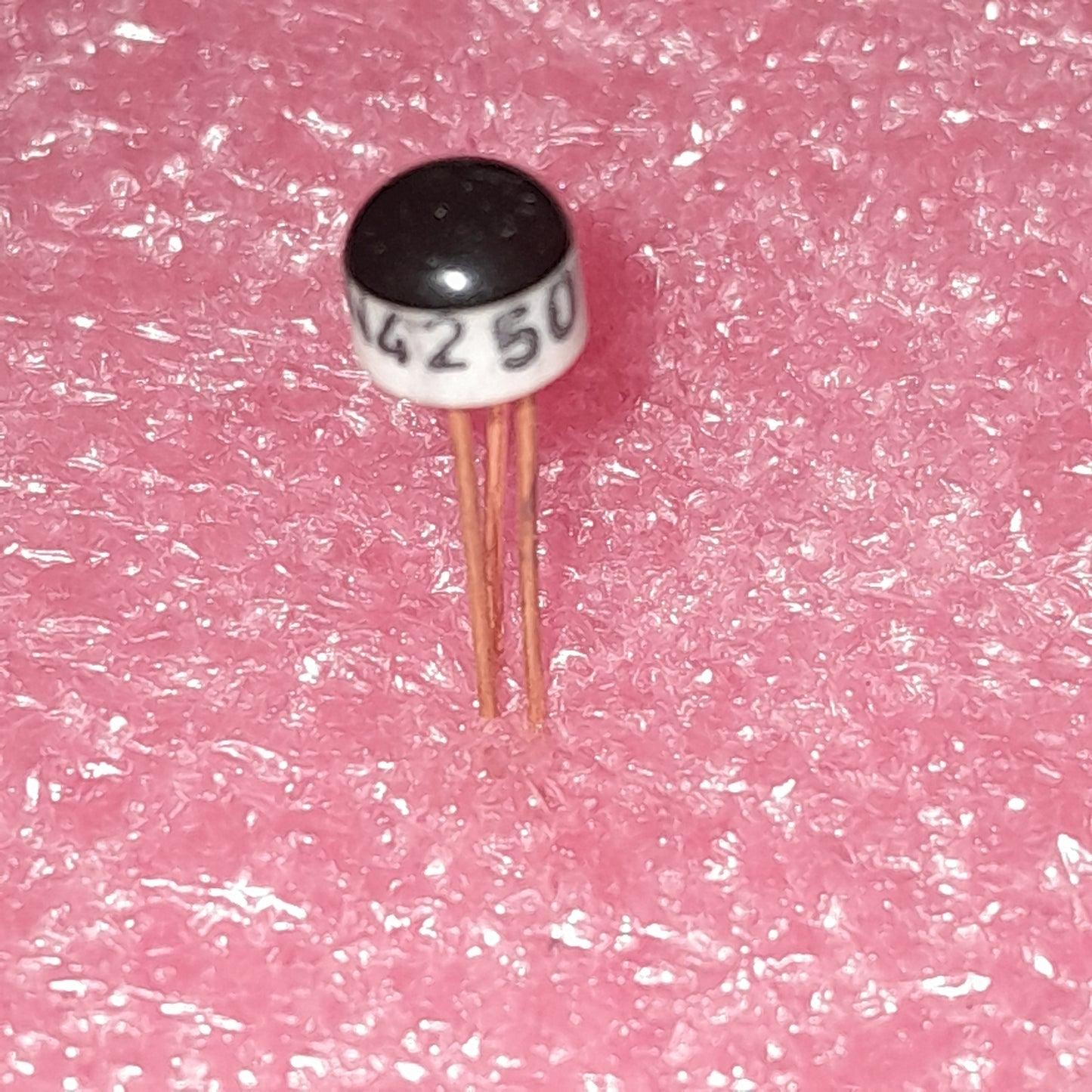2N4250 PNP silicon bipolar junction transistor (NOS GOLD LEADS)