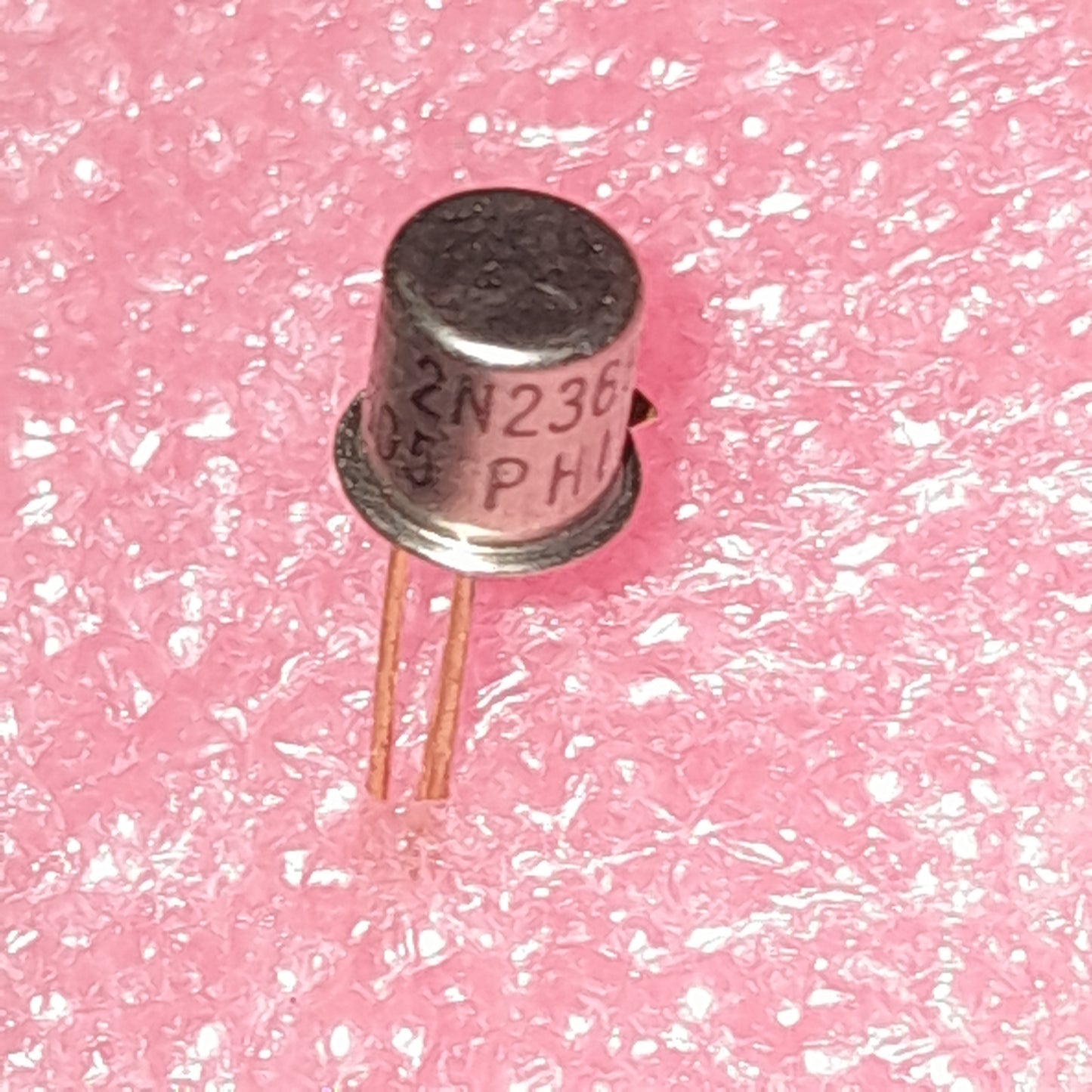 2N2369A high-speed NPN bipolar junction transistor (NOS)