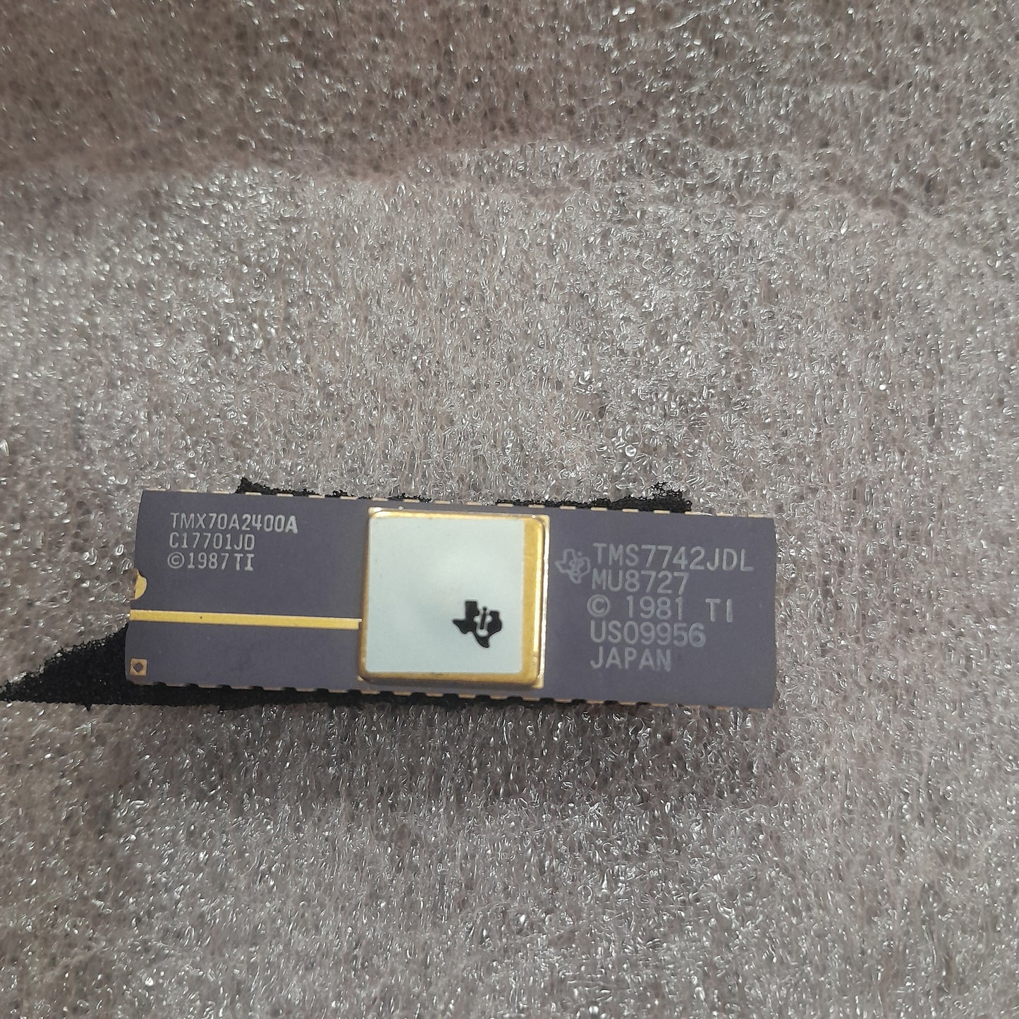 TMS7742JDL specialized IC, often related to microcontrollers or signal processing, (NOS GOLD PIN)