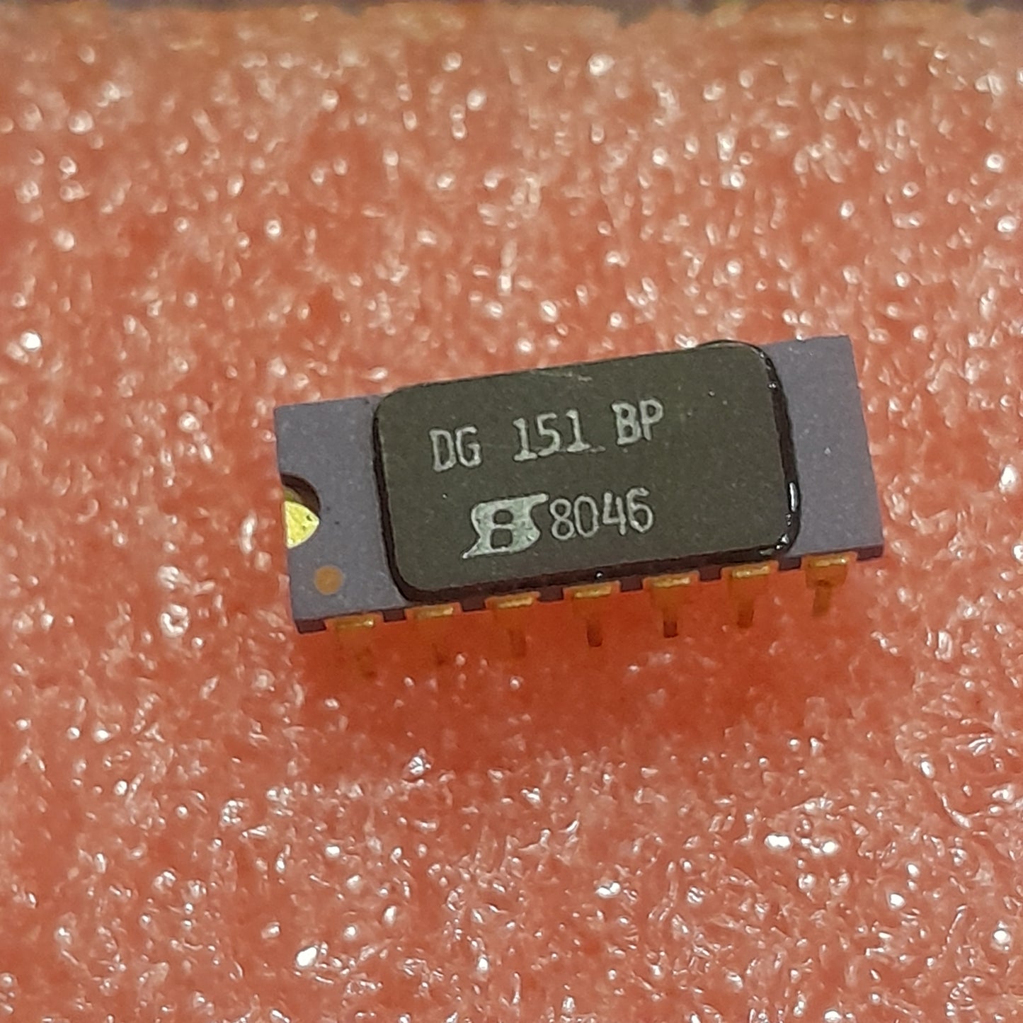Siliconix DG151BP, a quad analog switch chip gold chip