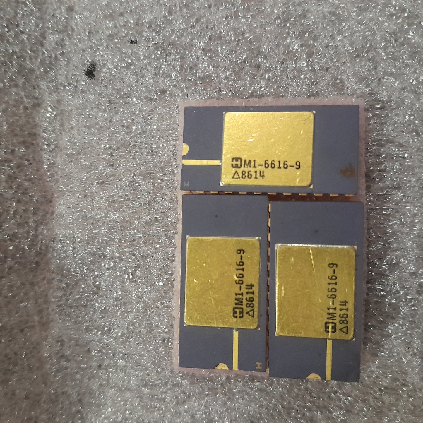 M1-6616 is a CMOS static RAM (SRAM) chip. It is a 2048 x 8-bit, or 16K-bit, memory chip. Gold pin.