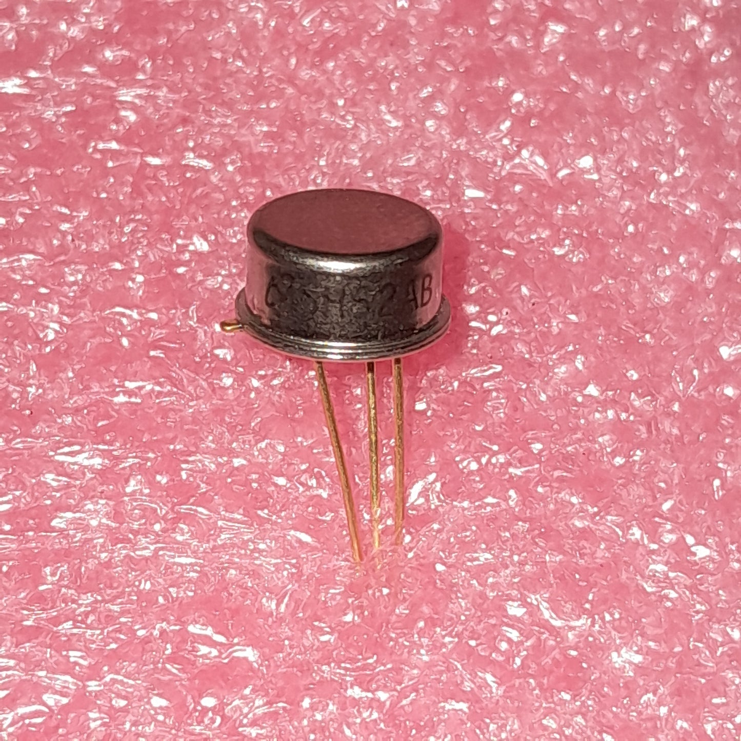 LM78L05ACH specific voltage regulator that provides a fixed 5V output. (NOS GOLD PIN)