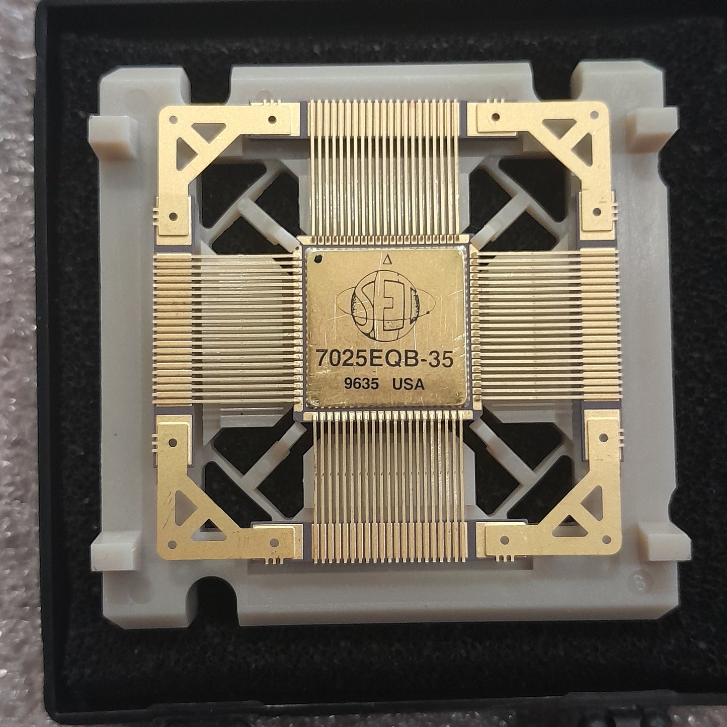 **ATTENTION IC COLLECTORS** SIE IDT7025 is a high-speed dual-port static RAM (SRAM) designed for applications requiring shared memory access between multiple processors (NOS MIL/SPEC GOLD CHIP EXTREAMLY RARE)