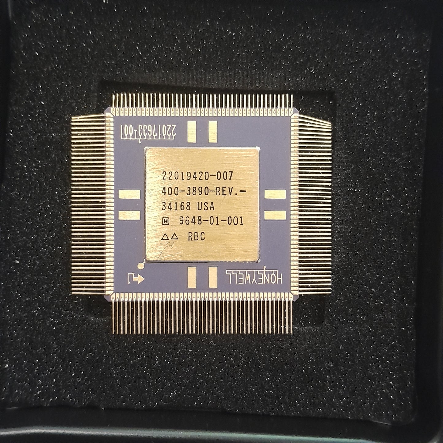**ATTENTION IC COLLECTORS** HONEYWELL 22019420-007  IC appears to be a custom or semi-custom integrated circuit, possibly an Application-Specific Integrated Circuit (ASIC)(GOLD EXTREAMLY RARE IC)